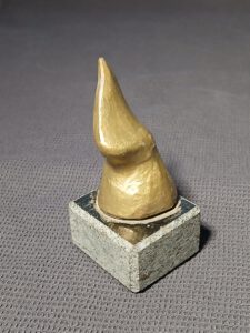 21. Abstraktion 2, Metall, 9,5x4,5x4,5, 85 €