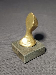 22. Abstraktion 3, Metall, 8x5,5x5,5, 80 €