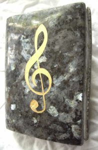 Buch mit Notenschlüßel, Labradorgranit, 15cmx9x4 190 €