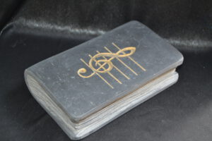 Buch mit Notenschlüssel, Schiefer, 16cmx9,5x4 190